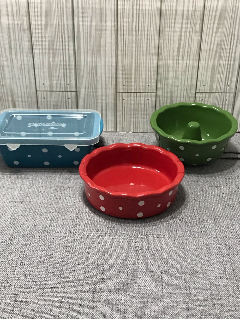 Adorable set of 3 Temptations Miniature Bakeware